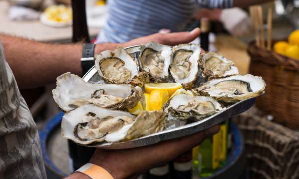 Freshly prepared oysters being served on a tray