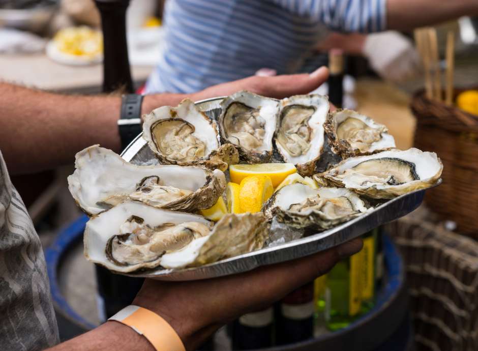 Freshly prepared oysters being served on a tray