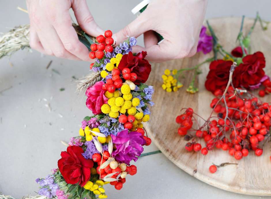 hands making a summer wreath