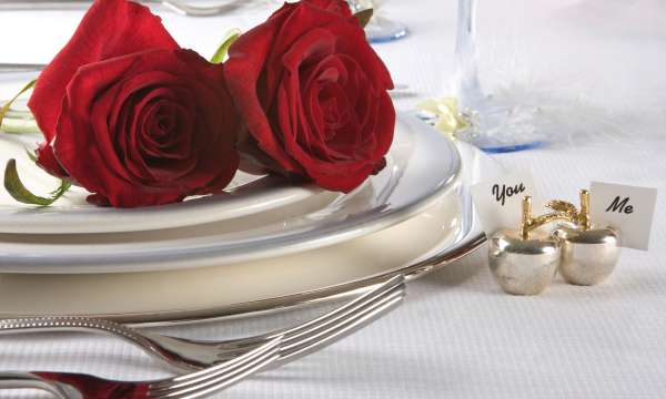 Roses on a wedding table place setting