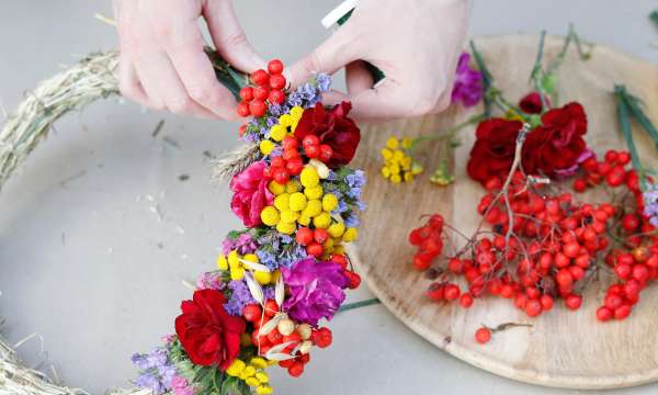 hands making a summer wreath